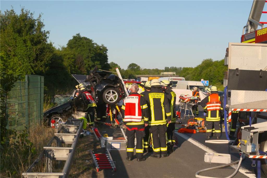 Zwei Personen bei Unfall auf der A2 lebensbedrohlich verletzt Das Auto hing nach dem Verkehrsunfall über der Leitplanke. Rettungskräfte befreiten zwei Insassen, die in Kliniken gebracht wurden.
