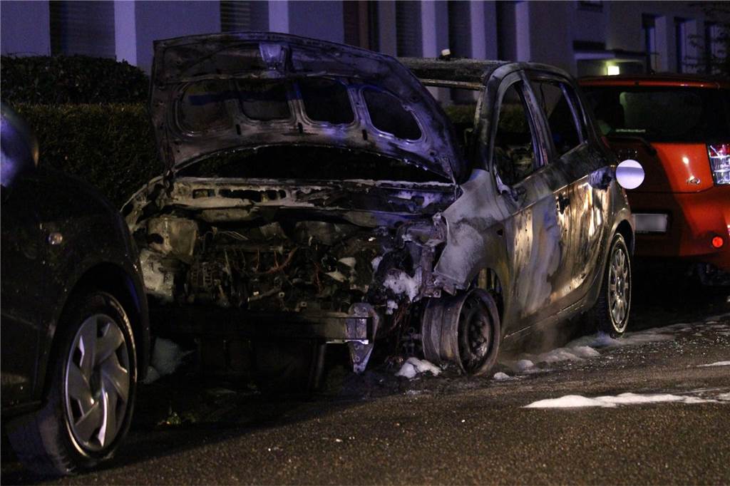 Nach monatelanger Pause brennt wieder ein geparktes Auto in Dortmund Das Auto ist am Samstag komplett ausgebrannt.