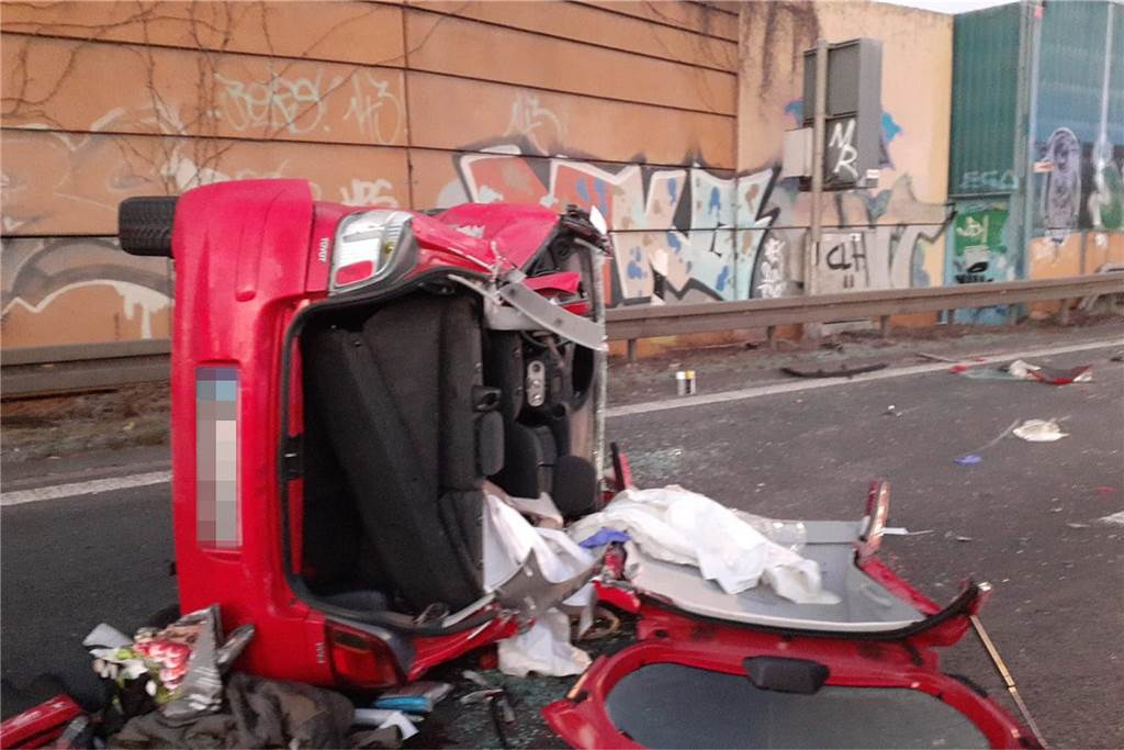 Auto überschlägt sich auf der B236 - zeitweise massiver Stau Das Auto ist bei dem Unfall stark zerstört worden.