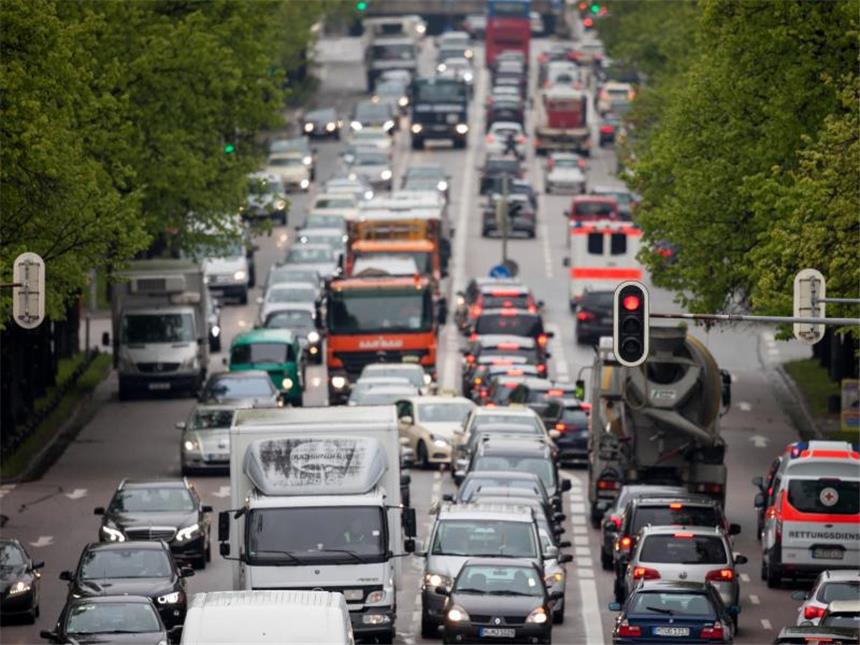 Auto bleibt Nummer 1 auf dem Arbeitsweg Das Auto ist für Pendler in Deutschland mit Abstand das wichtigste Verkehrsmittel auf dem Weg zur Arbeit. Foto: Fabian Sommer