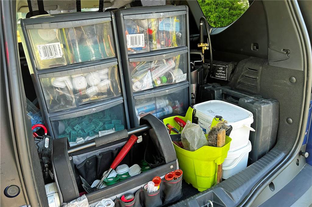 Rattengift riecht nach Vanille: So arbeitet ein Schädlingsbekämpfer Das Auto ist mit allem Nötigen gepackt: Köder, Boxen, Schnur, Handschuhe und mehr.