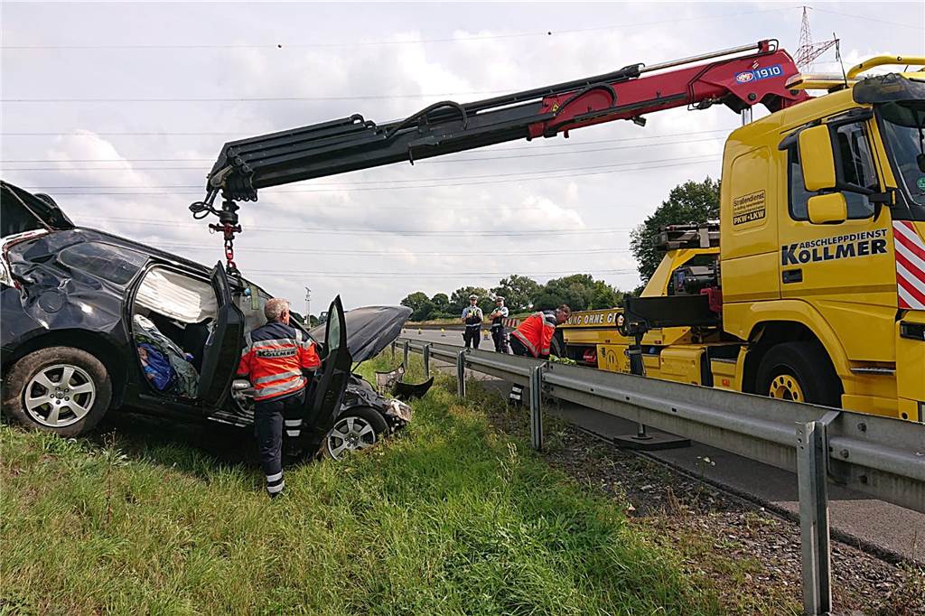 Ungewöhnlicher Unfall am Kamener Kreuz: Volvo-Fahrer (63) landet im Feld Das Auto musste abgeschleppt werden.