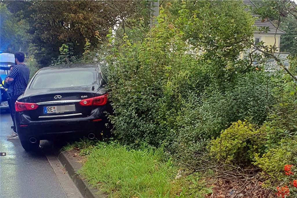 Unfall auf der B224: Autofahrer verursacht Verkehrsbehinderungen Das Auto musste vom Grünstreifen in Dorsten geborgen werden.