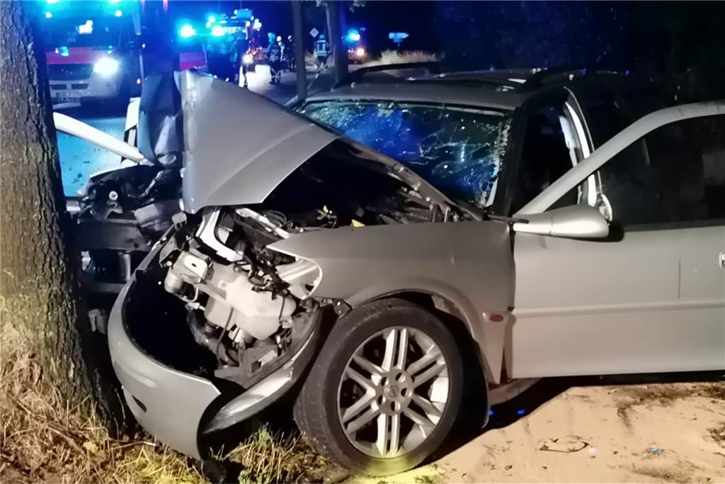 Unfall: Fahrer ohne Führerschein, 18-Jähriger lebensgefährlich verletzt Das Auto prallte gegen einen Baum. Dabei wurden fünf Personen teils schwer verletzt. An dem Wagen entstand Totalschaden.