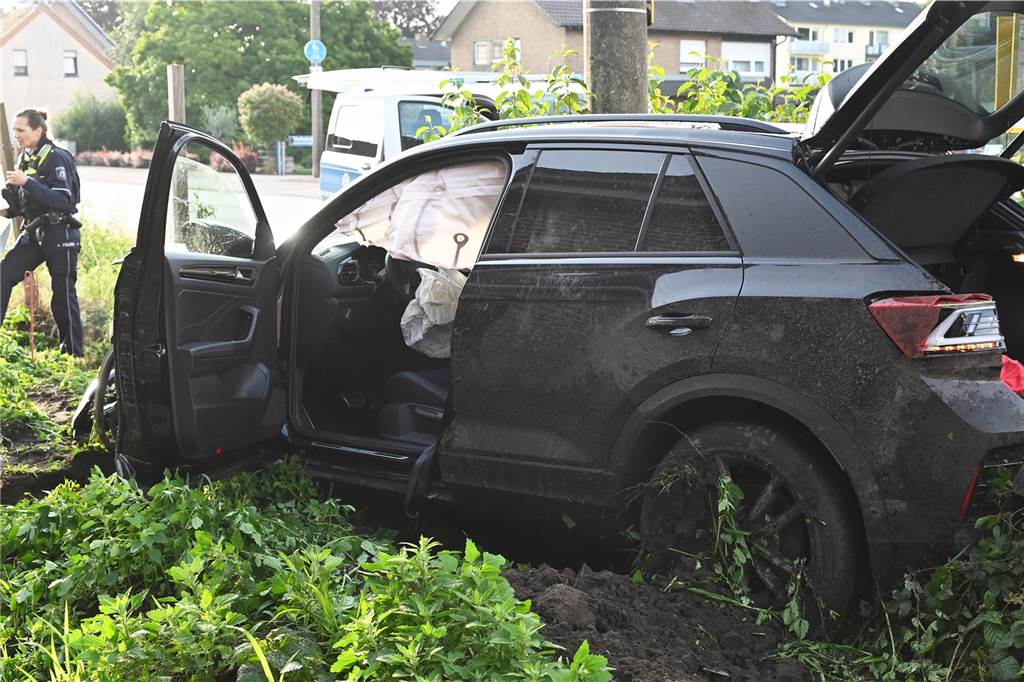 Das Auto raste in die Hauswand.