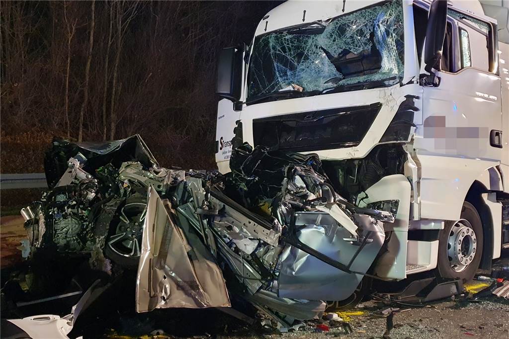 Tödlicher Unfall: Mann stirbt auf A1 – Autobahn lange gesperrt Das Auto vor dem Sattelzug war nicht mehr als Auto zu erkennen.