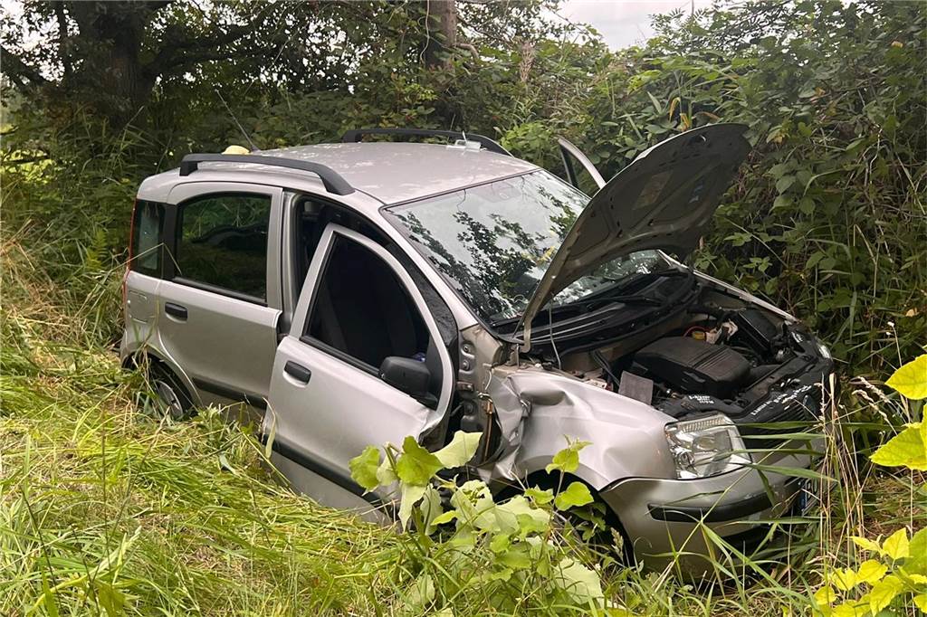 Unfall in Olfen: Auto landet im Graben - Straße gesperrt Das Auto war nicht mehr fahrbereit.