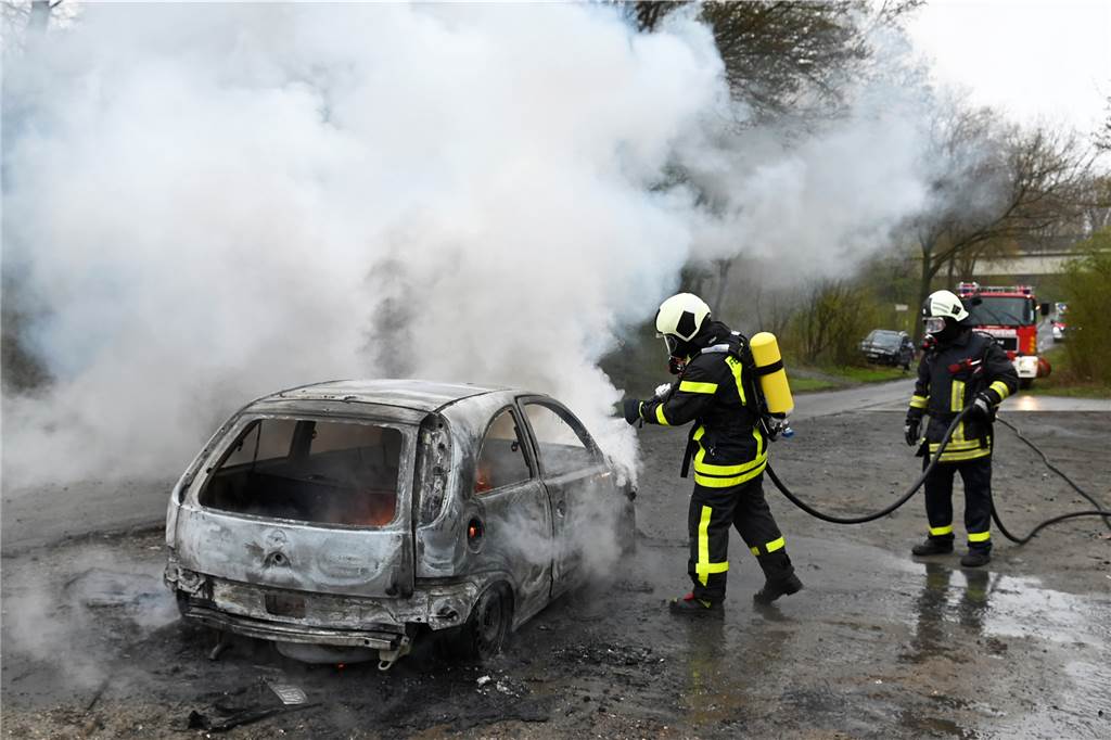 Auto brannte komplett aus - Polizei ermittelt (mit Video) Das Auto brannte komplett aus.