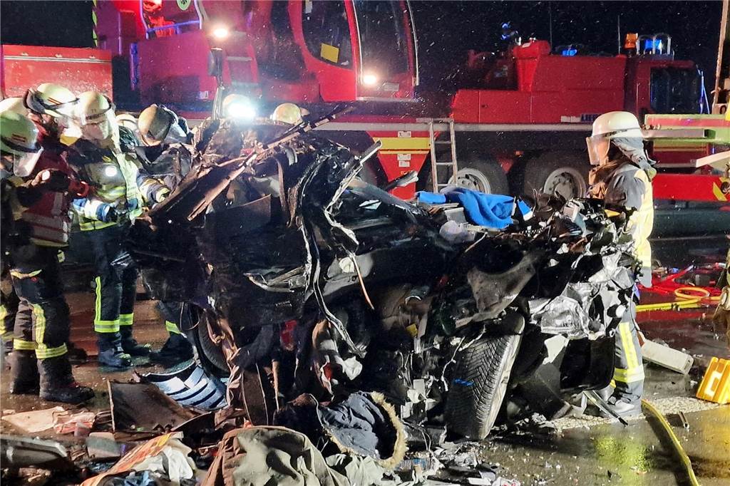 Schwerer Unfall auf der A1: Vollsperrung zwischen Schwerte und Unna Unfall A1 zwischen Schwerte und Unna zerstörtes Auto