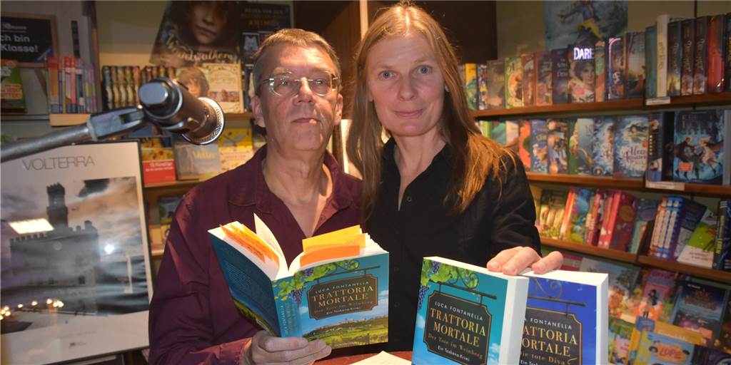 „Der Tote im Weinberg“: Autoren-Duo schafft bei Lesung besondere Atmosphäre Das Autorenduo Dirk Husemann und Jutta Wieloch stellten den unter dem Namen Luca Fontonella veröffentlichten zweiten Band ihrer Toskana-Krimi-Reihe vor.