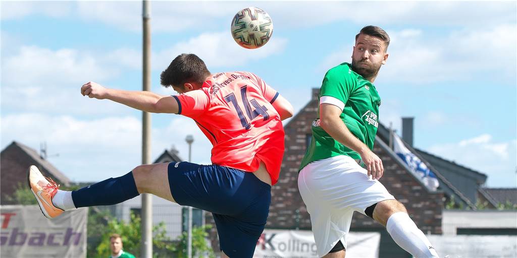 Torspektakel zwischen Bossendorf und SuS Hervest - „Es hätte ein 9:9 werden können“ Kopfballduell, SV Bossendorf II - SuS Hervest-Dorsten