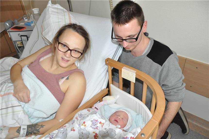 Verspätetes Neujahrskind: Lina Malie kam erst am 2. Januar im Marienhospital zur Welt Das Baby Lina Malie ruht sich zusammen mit ihren Eltern nach der Geburt aus.