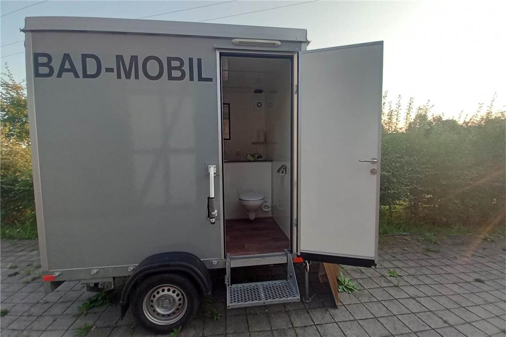 Das „Bad-Mobil“, etwa 100 Schritte von der „Übernachtungssuite“ entfernt.