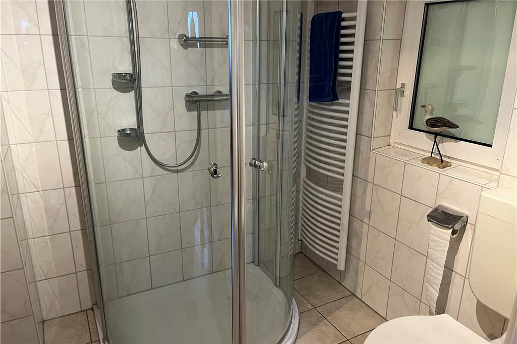 Sarah Wohlgemuth zeigt Haus mit großem Garten für 249.000 Euro Das Badezimmer des Hauses