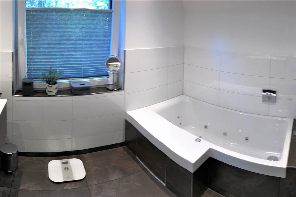 Das Badezimmer im Obergeschoss wurde erst vor wenigen Jahren neu gestaltet.