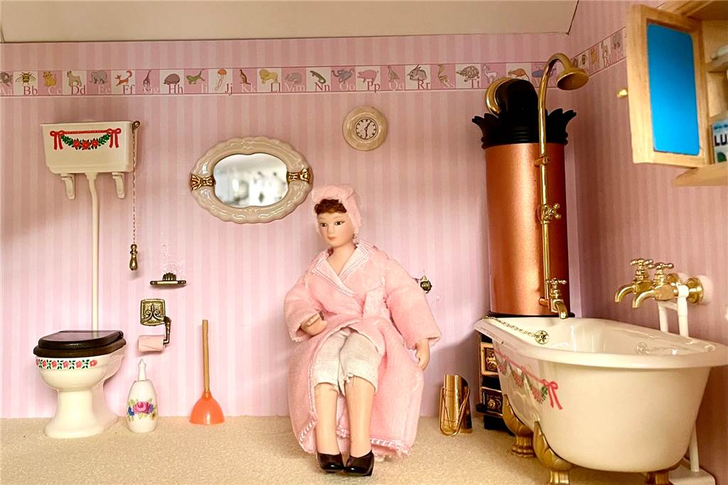 Feudales Leben im Mini-Format: Puppenhaus im Heimatmuseum zeigt irre Details Das Badezimmer ist mädchenhaft ausgestattet.