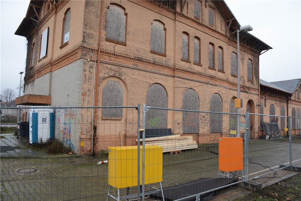 Bahnhofsumbau: Erste Arbeiten für Zehn-Millionen-Projekt zu sehen Das Bahnhofsgebäude ist eingezäunt worden.