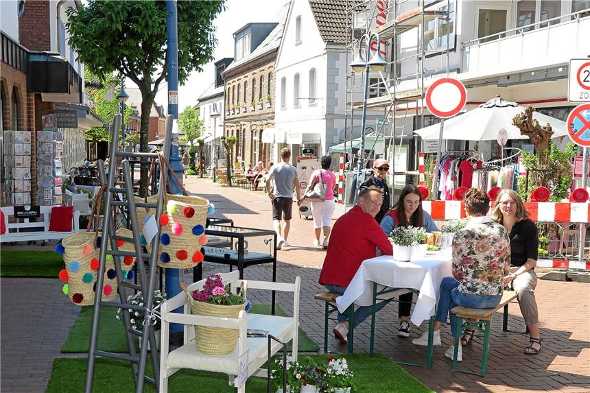 „Bankgeflüster“: Werbegemeinschaft plant Comeback auf der Mittelstraße Bänke und Tischgruppen stehen auf der Mittelstraße.