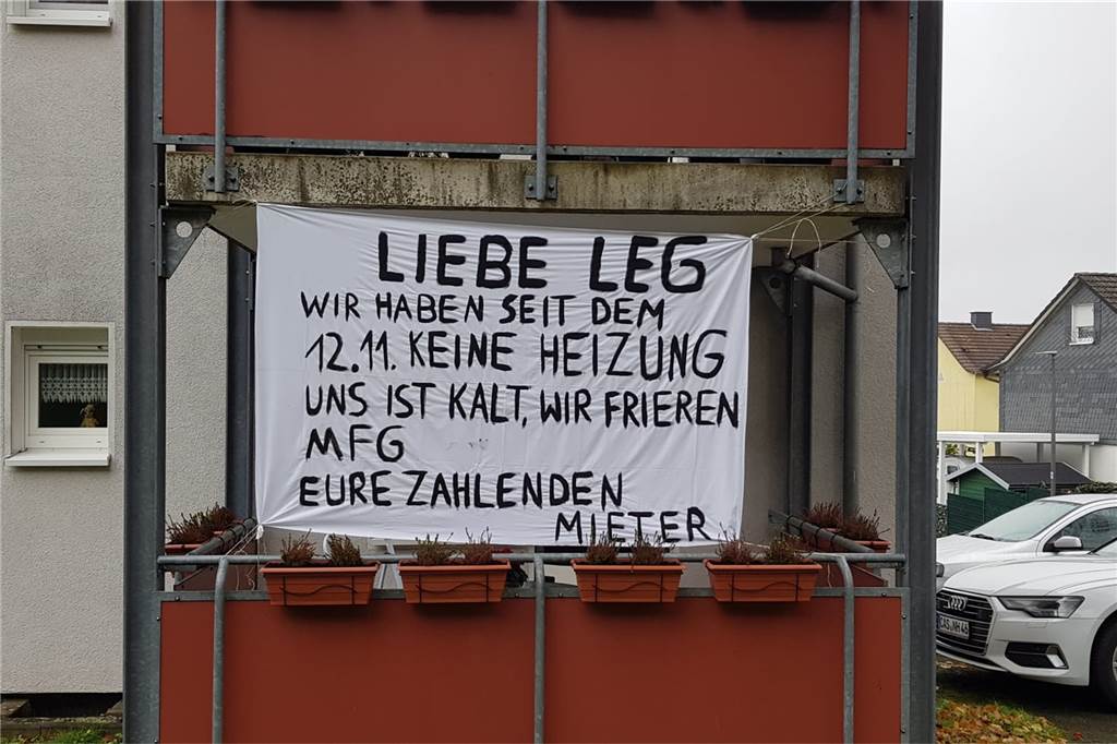 LEG bekommt Problem nicht in Griff: Ursula Bock ist am Boden zerstört Das Banner der Mieter an der Straße Am Weißdorn 28 stellte deutlich deren Meinung dar: Wochen ohne Heizung können einfach nicht sein.