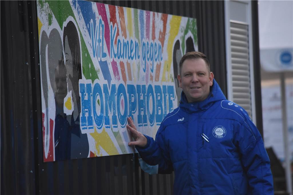 Das Banner gegen Homophobie hängt am Ballcontainer des VfL Kamen.