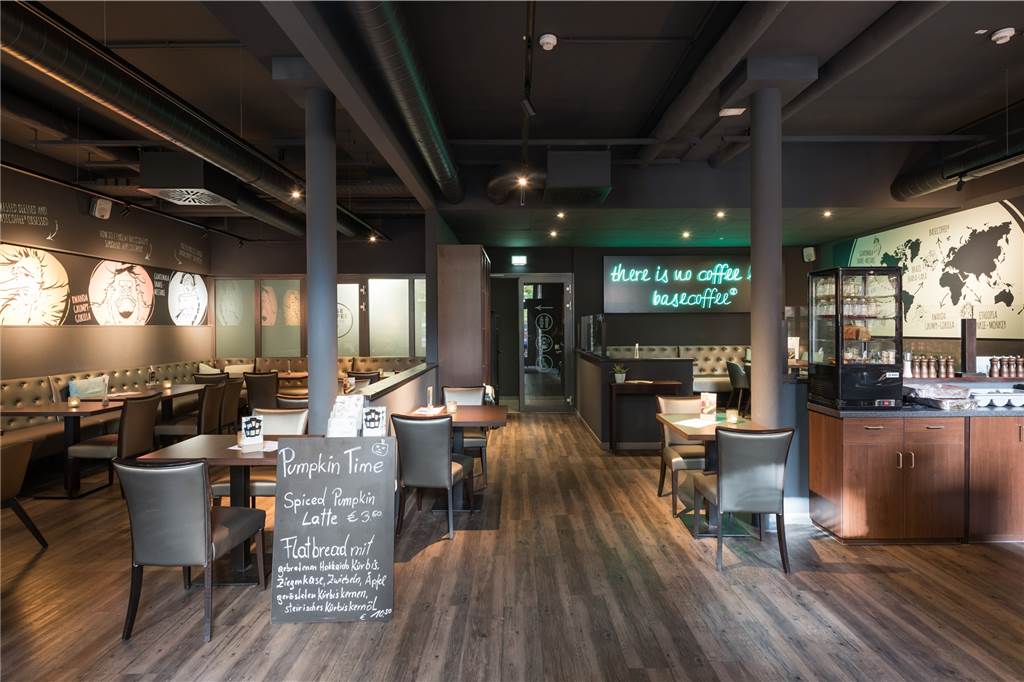 Das „Basecoffee“ in Bamberg ist in dunklen Tönen gehalten - das „Basekitchen“ soll das Innendesign-Motto „Black and Beautiful“ bekommen.