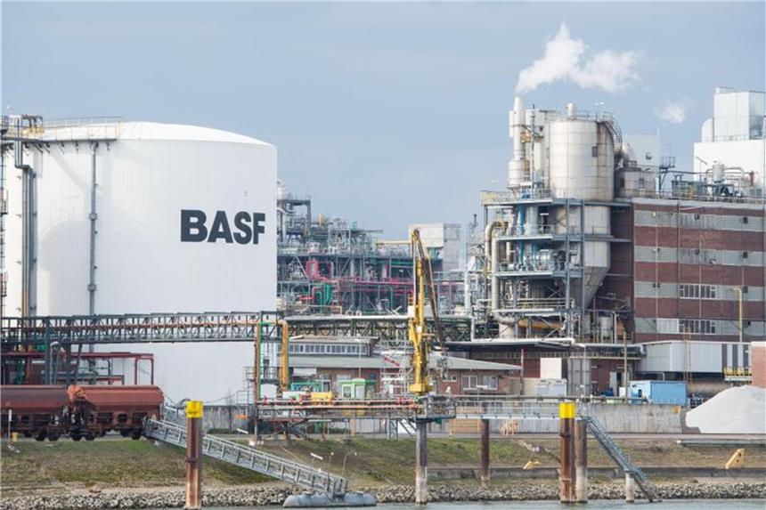 Das BASF-Unternehmensgelände in Ludwigshafen. Foto: Uwe Ansprach/Archivbild