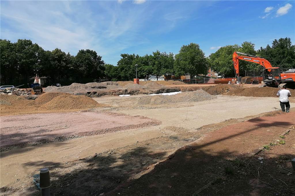 Absolutes Halteverbot: Stadt Dortmund war der Zeit gleich doppelt voraus Das Baufeld am 28. Juli: Die Bodenplatte für den Erweiterungsbau des HHG ist noch nicht gegossen. Sie ist nötig für das Errichten des Gebäudes in Modulbauweise.