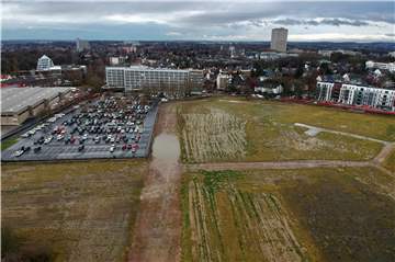 Sollten die Stadtwerke ihre Zentrale und die Mitarbeiterparkplätze auf das Doego-Gelände (links) verlagern, kommen auch diese Flächen für Wohnungsbau in Betracht.