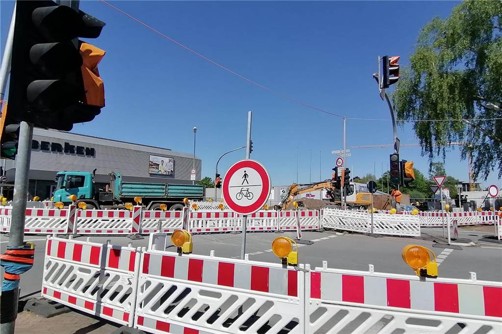 Kanalarbeiten an der Berkelbrücke auf L572: Verkehrsführung wird angepasst ein Lkw und ein Bagger stehen in der Baustelle an der Berkelbrücke in Stadtlohn