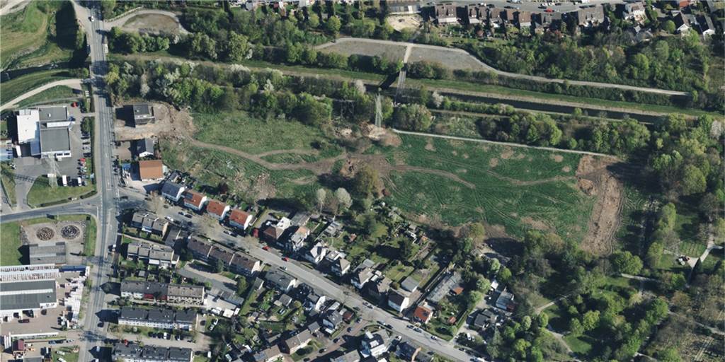 Baugebiet in Castrop-Rauxel: Am Emscherufer hat sich alles verzögert Das Baugebiet südlich der Emscher, wo es einst viel Streit um den Erhalt der alten Eiche gab. Hier sollten eigentlich längst Bagger an der Arbeit sein, Pandemie, Krieg und hohe Baunachfrage hätten die Entwicklung aber verzögert, so der Projektentwickler.