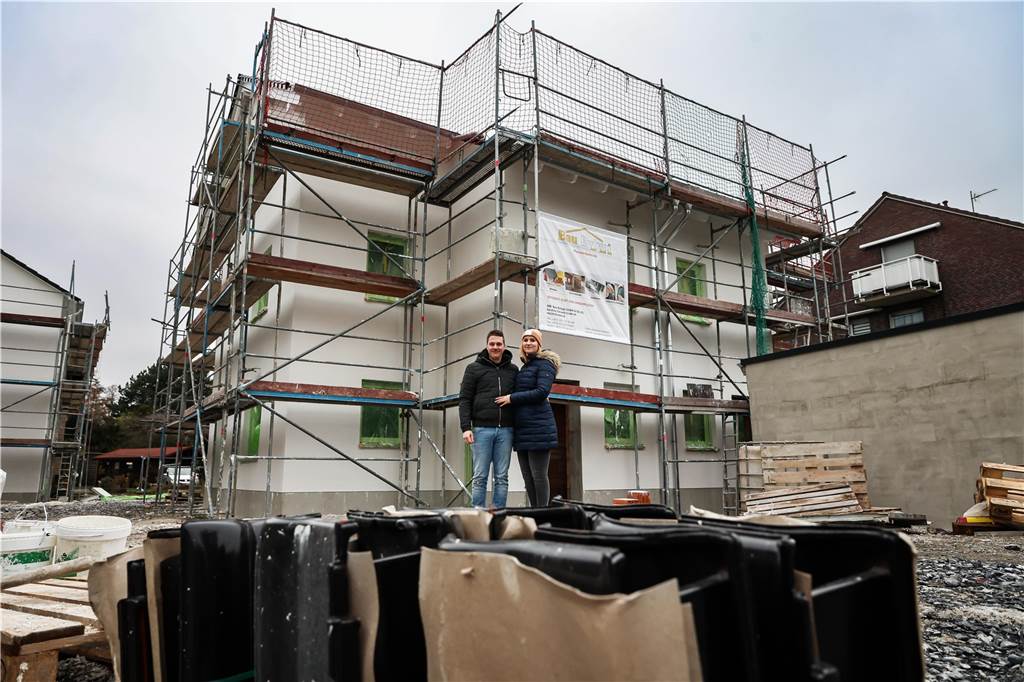 Lisa und Chris: Velux-Fenster Das Bauherrenpaar Lisa König und Chris Kremer vor ihrer Doppelhaushälfte an der Heitkampstraße in Dortmund-Brechten. Im März wollen sie hier einziehen.