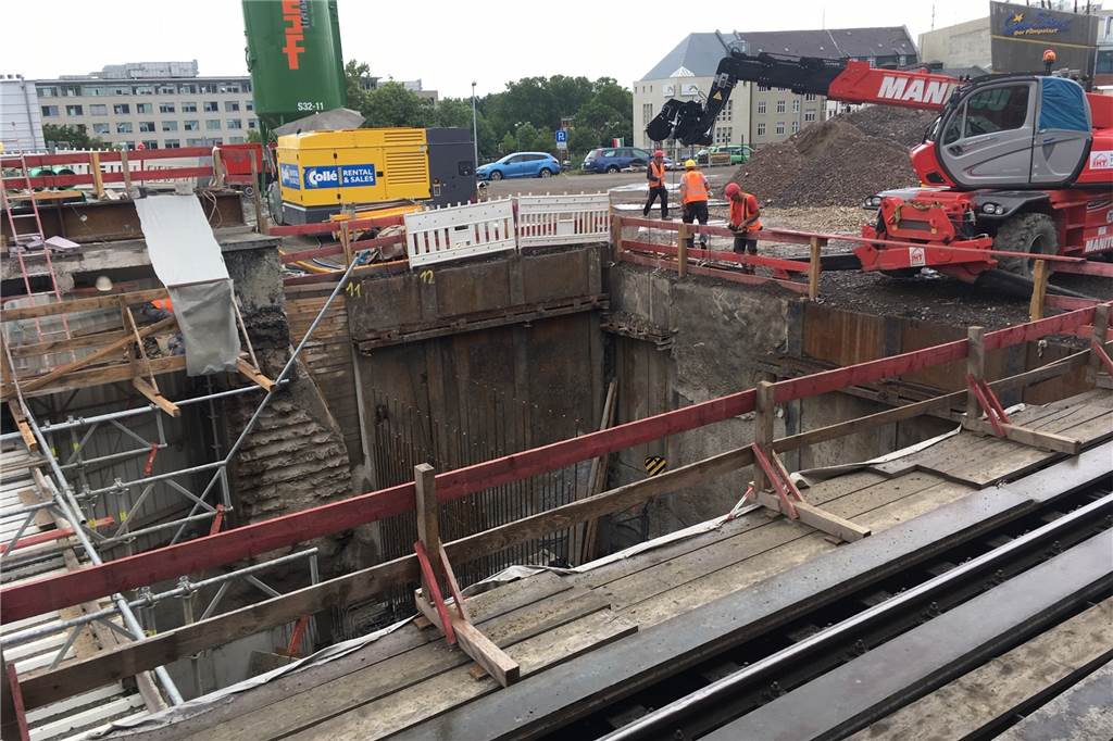 130-Millionen-Baustelle am Hauptbahnhof Dortmund: Das ist der Stand Das Bauloch zeigt, wie der Tunnel unter den Gleisen verbreitert wird. Die Gleise bekommen neue Brücken.