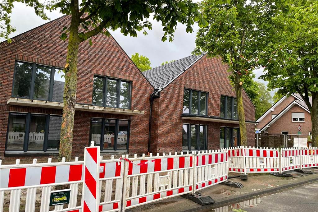 Die Baugruppe Emming will Bau von Mehrfamilienhäusern vorantreiben Das Bauprojekt "An de Baeke" in Oeding: Dort entstehen acht Wohneinheiten auf einem Grundstück, das wegen seiner Lage im Überschwemmungsgebiet zehn Jahre brach lag. Zusammen mit Gemeinde, Kreis und Bezirksregierung warfen die Emmings einen genauen Blick auf das Gelände – und konnten es bebauen.