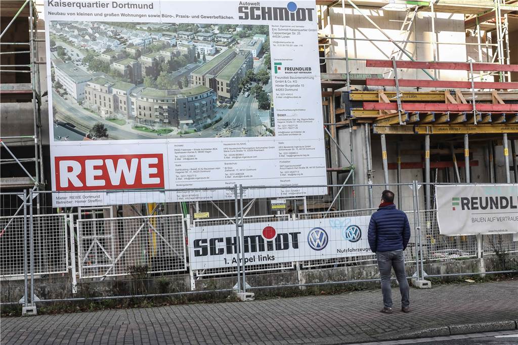 Das Bauschild an an der Kaiserstraße zeigt, wie das Quartier aussehen soll und weckt Interesse.