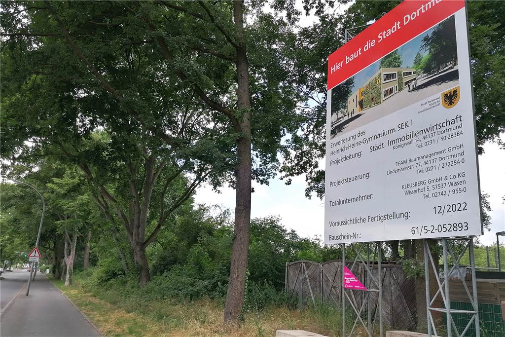 Baubeginn an Dortmunder Gymnasium: Im September fliegen Klassenzimmer ein Das Bauschild kündigt die voraussichtliche Fertigstellung schon für den Dezember an.
