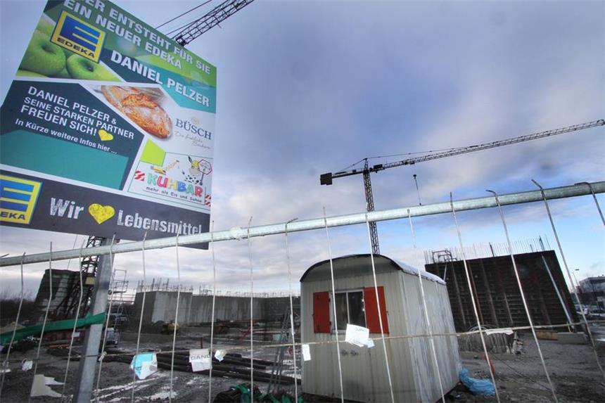 Neuer Supermarkt kommt an die Stadtkrone Ost Das Bauschild zeigt schon an, was an der Stadtkrone Ost neues entsteht.