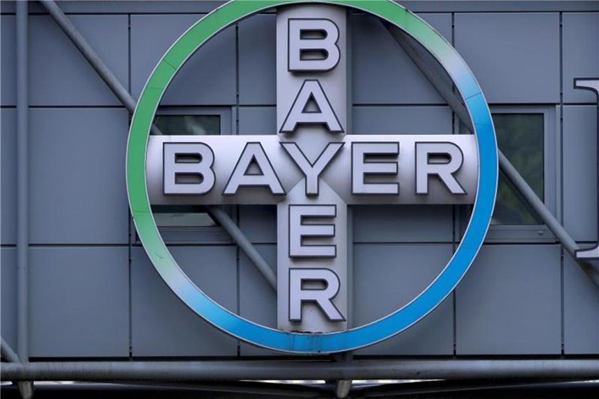 Das Bayer-Logo vor dem Werk des Bayer-Konzerns. Foto: Oliver Berg/Archiv