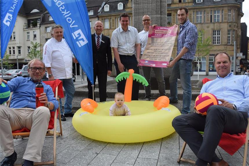 Drei Tage Beachvolleyball auf dem Castroper Marktplatz Das Beachvolleyball-Turnier soll eine feste Größe im Castroper Veranstaltungskalender werden: Michael Ebert (v.l.), Bubi Leuthold, Markus Goeke, Bürgermeister Rajko Kravanja, Matthias Zimmer, Johannes Langer und Ingo Böhmer. Auch das Bürgermeister-Baby rührt die Werbetrommel.