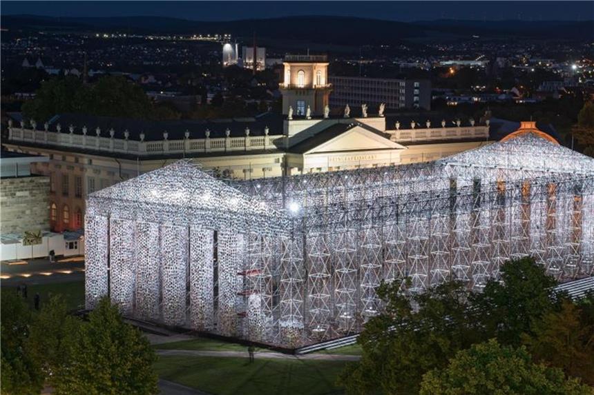 documenta in Kassel startet ins letzte Wochenende Das beleuchtete documenta-Kunstwerk „The Parthenon of Books“ der argentinischen Künstlerin Marta Minujin. Foto: Uwe Zucchi