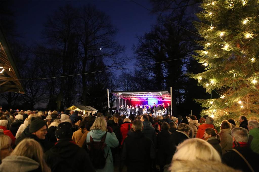 Das beliebte Benefizkonzert auf dem Hof Schmücker hat auch im vergangenen Jahr so viele Besucher angezogen, dass eine beeindruckende Spendensumme zusammengekommen ist.