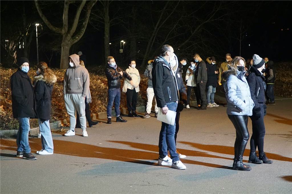 „McImpf dich“: Stadt Castrop-Rauxel und DRK ziehen zufriedenes Fazit Das besondere Impfangebot zeigte Wirkung. Auf dem Parkplatz der Willi-Brandt-Gesamtschule bildete sich zeitweise sogar eine kleine Schlange.