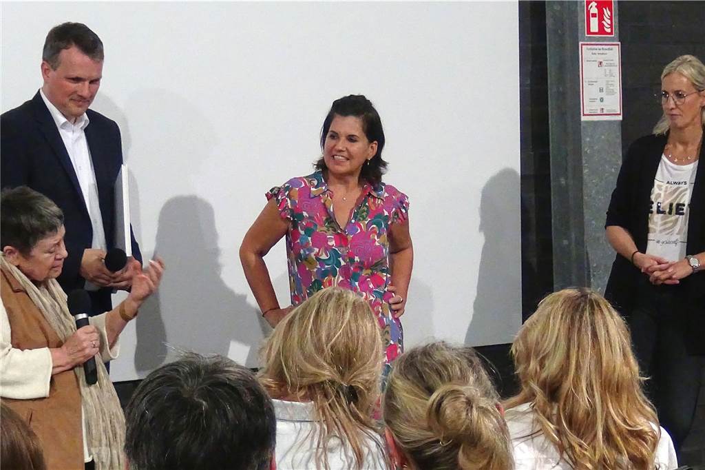 Zeichentrickfigur „Knitzsche“ hilft bei der Trauerbewältigung . Karin Geismann, Bürgermeister Tobias Stockhoff, Anja von Kampen und Petra Lessnow (Kinder- und Jugendtrauerbegleitung Hospizdienst) liegt das Projekt sehr am Herzen.