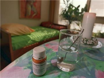 Das Betäubungsmittel Natrium-Pentobarbital und ein Glas Wasser in einem Zimmer des Sterbehilfe-Vereins Dignitas in Zürich. Foto: Gaetan Bally/Archiv