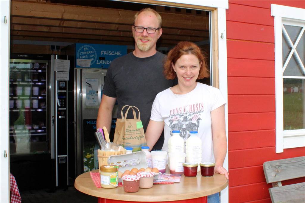 Das Betreiber-Ehepaar Julia und Martin Schulte Althoff an einem ihrer Läden in Südkirchen.