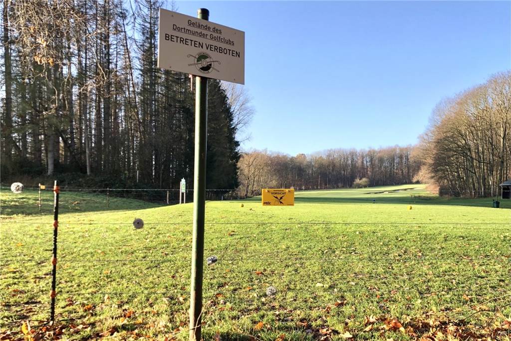 Wildschwein-Abwehr durch Stromstöße: Golfer zäunen Platz im Süden ein Das Betreten des Golfplatzes ist untersagt.