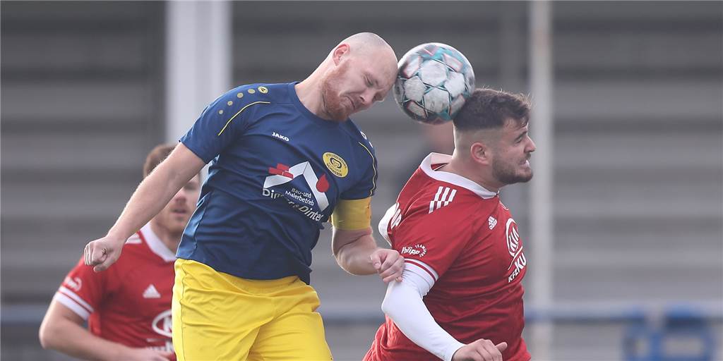 Derby zwischen SG Castrop und Spvg Schwerin: Beide Teams haben nichts zu verschenken Das Bezirksliga-Derby zwischen der Spvg Schwerin (links Kevin Wagener) und der SG Castrop (rechts, Omar Demir) endete mit einem 2:2.