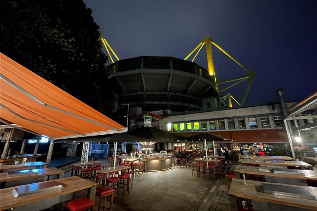 Schlemmen und Trinken am BVB-Stadion: Was taugt der Biergarten vom Strobels? Der Biergarten Strobels mit Blick auf das Stadion des BVB.