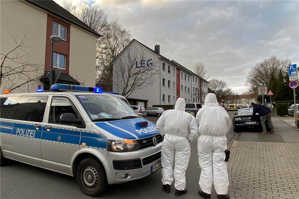 Irakischer Flüchtling aus Quarantäne-Haus: Es ist wie im Gefängnis Das Bild am Freitag beim Spezialeinsatz zum Aufbau des Zauns: Die Polizei sichert die Häuser an der Harkortstraße zusätzlich ab und ist für einen möglichen Einsatz mit Hygiene-Anzügen ausgestattet.