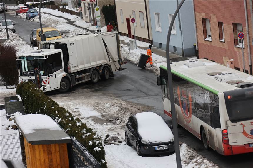 Das Bild am Montagmorgen (15.2.): Die Müllabfuhr fährt wieder durch die Stadt, die Linienbusse auch. Viele Straßen sind inzwischen frei von Schnee, aber nicht alle. Allerdings bleibt es in den kommenden Tagen und Nächsten frostfrei.