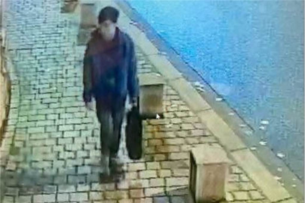 Nach Schüssen auf Alte Synagoge in Essen: Polizei sucht mutmaßlichen Zeugen mit Fotos Das Bild aus dem Video der Überwachungskamera zeigt den möglichen Zeugen.